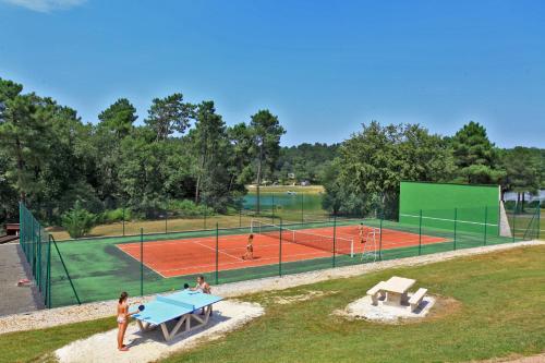 Tenis a/nebo squash v ubytování Hotel Restaurant Logis Le Tropicana nebo okolí