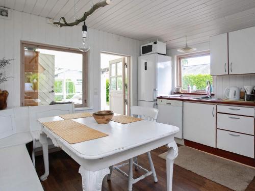 cocina con mesa blanca y encimera blanca en 6 person holiday home in Faxe Ladeplads, en Fakse Ladeplads
