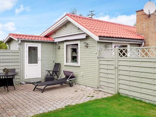 Casa pequeña con patio y valla en 6 person holiday home in Faxe Ladeplads, en Fakse Ladeplads