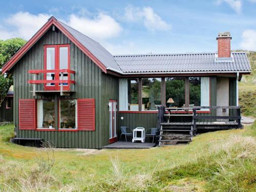 uma casa verde com um telhado vermelho em 4 person holiday home in Fan em Fanø