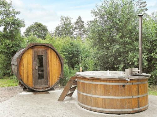 een groot houten vat naast een bad bij 6 person holiday home in LJUNG in Alboga