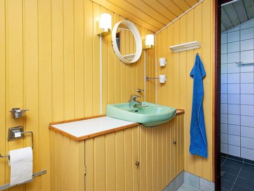 حمام في Two-Bedroom Holiday home in Ringkøbing 9