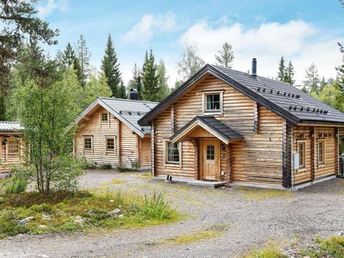 una baita di tronchi nel bosco con vialetto di 7 person holiday home in S LEN a Tandådalen