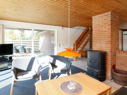 sala de estar con mesa y sillas y escalera en 8 person holiday home in Bl vand, en Blåvand