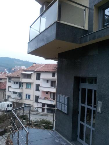 a balcony on the side of a building at Sandanski Peak Guest Rooms in Sandanski