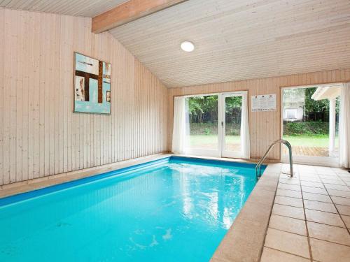 ジルレジェにある10 person holiday home in Gillelejeの青い水の部屋の中の大きなスイミングプール