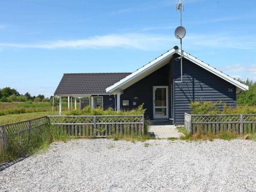 Kramnitseにある14 person holiday home in R dbyの前に柵を持つ黒家