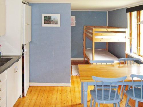 Osby的住宿－6 person holiday home in Osby，厨房以及带桌子和双层床的用餐室。