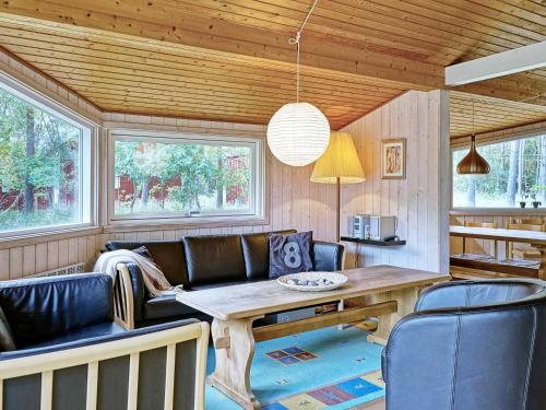 Vester Sømarkenにある6 person holiday home in Aakirkebyのリビングルーム(ソファ、木製テーブル付)