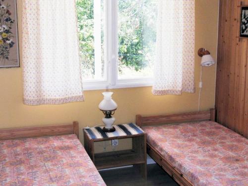 Pokój z 2 łóżkami i oknem w obiekcie Two-Bedroom Holiday home in Kärna 1 w mieście Lycke
