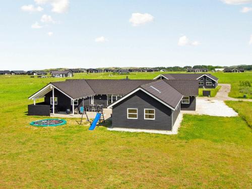 una vista aérea de una casa con parque infantil en 20 person holiday home in L kken, en Nørre Lyngby