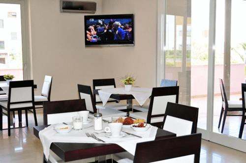Televisyen dan/atau pusat hiburan di Hotel La Punta