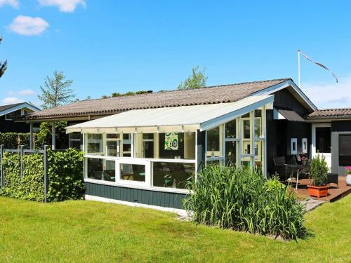 Nørre Hurupにある6 person holiday home in Hadsundの庭に窓がたくさんある家