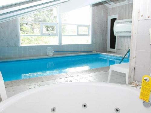 eine Badewanne im Bad mit Pool in der Unterkunft 10 person holiday home in lb k in Skram