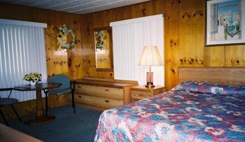 En eller flere senge i et værelse på Spring Hill Motel