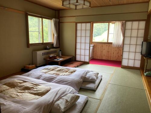 A bed or beds in a room at Aspen Shiga