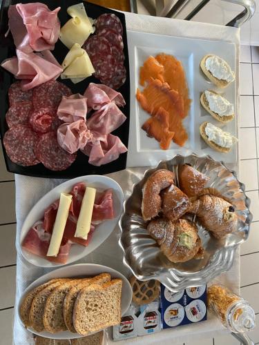 einen Tisch mit verschiedenen Fleischsorten und Käse in der Unterkunft Torre dei Mori Boutique Rooms B&B in Capaccio-Paestum