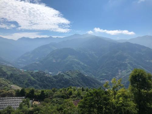 a view of a valley with mountains in the distance at 芸彩莊園 in Renai