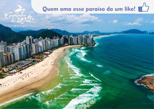 una vista aérea de una playa con edificios y el océano en Caminho do Mar Hotel en Guarujá
