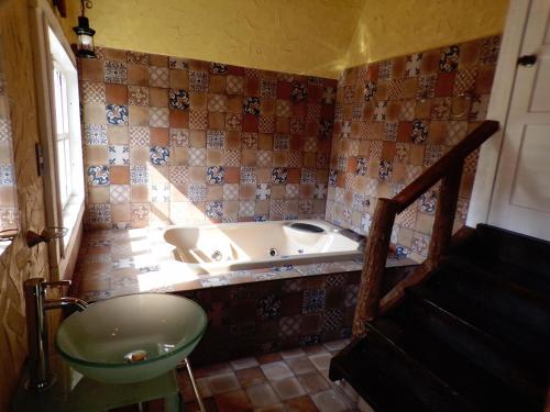 a bathroom with a tub and a sink at Cabañas El Rincón de Pancho in Altotonga