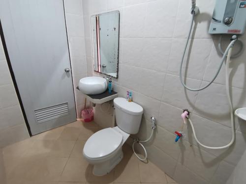 e bagno con servizi igienici, lavandino e doccia. di Nestvilla Khok-kloi Phang-nga a Ban Nai
