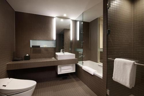 La salle de bains est pourvue de toilettes, d'un lavabo et d'une baignoire. dans l'établissement Shilla Stay Seocho Gangnam Station, à Séoul