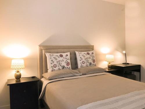 a bedroom with a large bed with two lamps at Perfect Apt near UCLA w Parking Gym Pool WIFI in Westwood B3 in Los Angeles