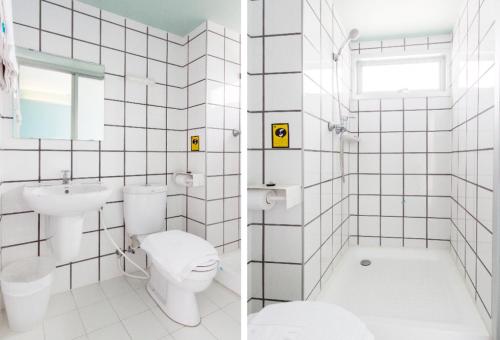 HeyHa House في شيانغ ماي: حمام من البلاط الأبيض مع مرحاض ومغسلة