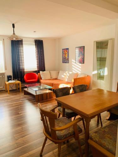 uma sala de estar com um sofá e uma mesa em Charmante 3Zi-Ferienwohnung im Landhausstil em Kaufbeuren
