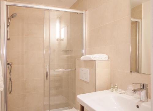 Ein Badezimmer in der Unterkunft Hotel Sixteen Paris Montrouge