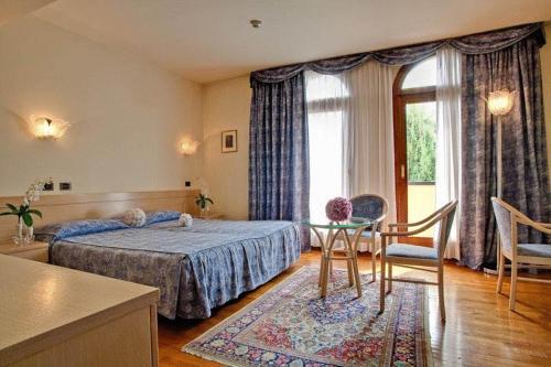 Säng eller sängar i ett rum på Hotel Spresiano