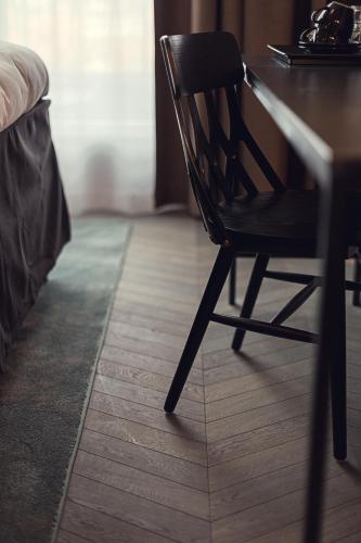 a black chair sitting in front of a desk at Best Western Plus Hus 57 in Ängelholm