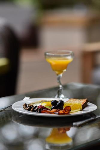 a plate of food and a glass of orange juice at Leopard's Lair Bush Lodge in Hoedspruit