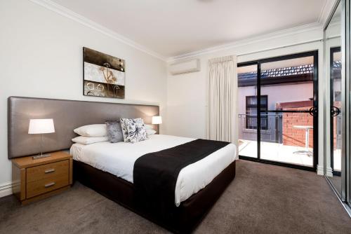 เตียงในห้องที่ Fremantle Harbourside Luxury Apartments