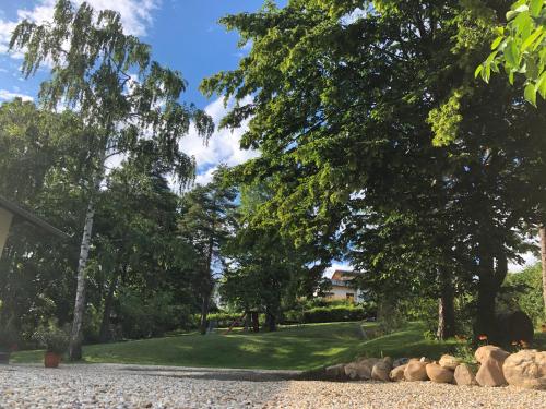 einen Golfplatz mit Bäumen und ein Haus in der Unterkunft Gartenhaus5 in Bad Tatzmannsdorf