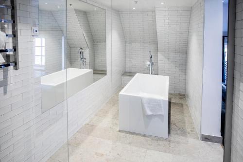 Ett badrum på Hotell Visby Börs