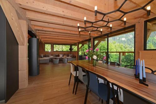 a large dining room with a long wooden table and chairs at Chalet nature et design in Servoz