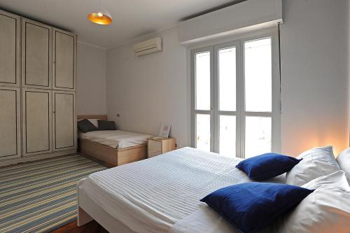 een slaapkamer met een groot bed met blauwe kussens bij Appartamento con vista in zona Lingotto by Wonderful Italy in Turijn