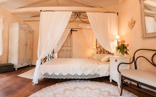 een slaapkamer met een hemelbed bij Casa Contessa in Livade