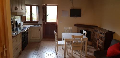 cocina con mesa y sillas en una habitación en El llagar, en Vis