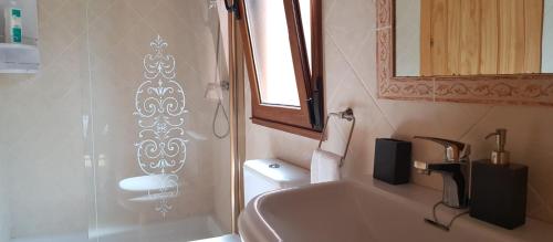 La salle de bains est pourvue d'une baignoire, d'un lavabo et d'un miroir. dans l'établissement El llagar, à Vis