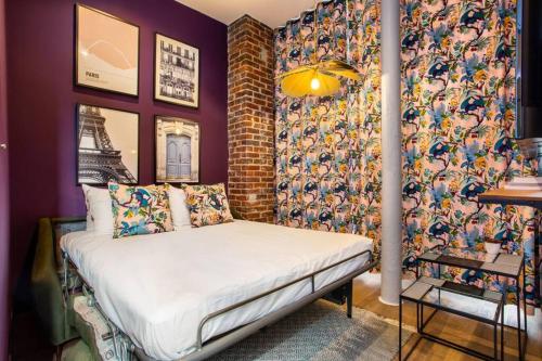 Habitación con cama y pared con cortina en Appartement indépendant-2 chambres !!Parc des expositions, en París