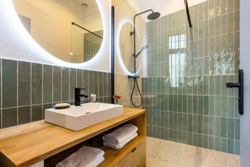 Un baño con lavabo, espejo y ducha. en Appartement indépendant-2 chambres !!Parc des expositions, en París