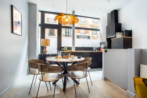 une cuisine et une salle à manger avec une table et des chaises dans l'établissement Appartement indépendant-2 chambres !!Parc des expositions, à Paris