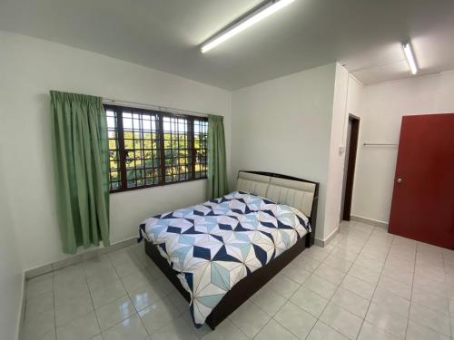 um quarto com uma cama num quarto com janelas em Cameron Highland Cozy Homestay em Tanah Rata