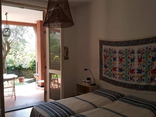 1 dormitorio con 1 cama con una pintura en la pared en Casa Berizzi Mare - Arenzano Pineta en Arenzano