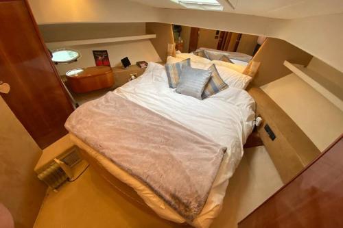 เตียงในห้องที่ Italian Superyacht Bianca Lucida