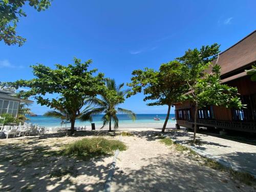 a view of the beach from a resort at Island Dive Club in Koh Tao