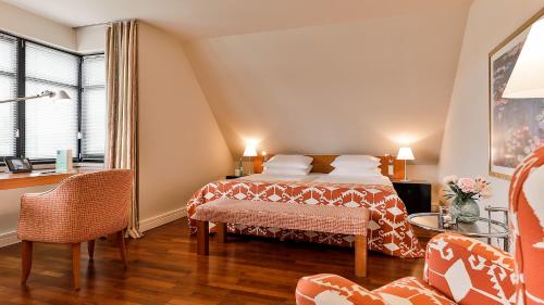 a bedroom with a bed and a table and chairs at Zeller-Hotel+Restaurant in Kahl am Main
