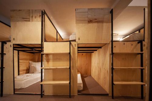 BED and BOOK hostel emeletes ágyai egy szobában